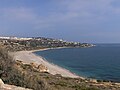 Playa de Cala Sardina. A la izquierda, a la altura de la A-7, la urbanización de San Diego ( TORREGUADIARO )