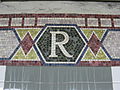 駅名頭文字の"R"を描いたカルトゥーシュ