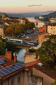 passage sous un pont ferroviaire et la place Saint-Louis avant son confluence avec le Rhône