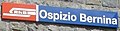 Bahnhofsschild Ospizio Bernina mit Signet der RhB, Schriftart SBB-Helvetica