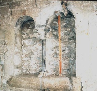 Fenêtre géminée d'un logis seigneurial roman.