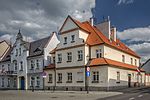 Historiska borgarhus vid torget.