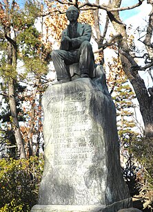 図書館の玄関前から天王川公園の中ノ島に移設されたヨネ・ノグチ像