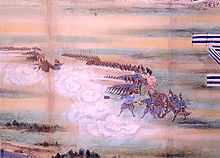 Illustration en couleur montrant, sur un terrain dégagé, des fantassins en rang armés de fusils ouvrant le feu en même temps que des batteries d'artillerie placées à côté d'eux