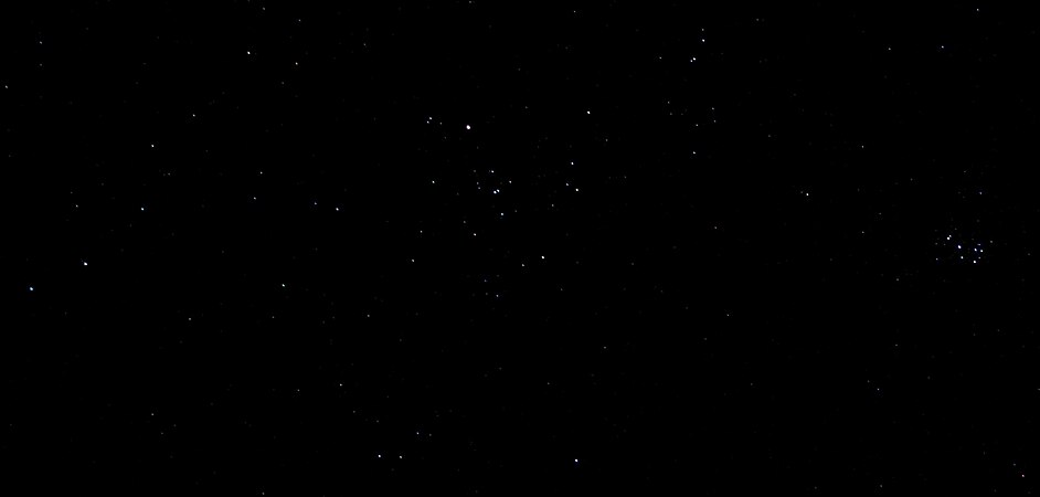 Der Rabe als Lichtbringer der Ureinwohner der nordamerikanischen Westküste. Links der Stern Tabit aus dem Sternbild Orion. In der Mitte das V mit dem offenen Sternhaufen der Hyaden und dem Roten Riesen Aldebaran sowie rechts der offene Sternhaufen der Plejaden (Siebengestirn) im Sternbild Stier (Taurus).