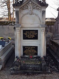 Monument funéraire en béton, il comporte deux colonnes néo-gréques et un chapiteau. Deux plaques sont apposées sur le tombeau en l'honneur de Madeleine et de son père, tous deux morts pour la France.