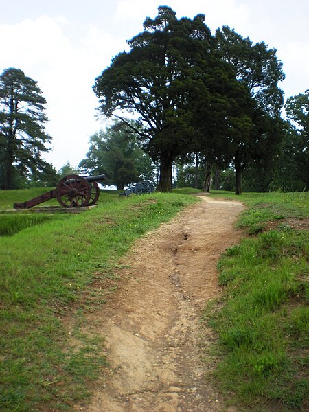File:US cannon and earthworks at Yorktown National Battlefield.jpg