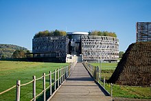 Vue depuis la passerelle reliant le musée aux reconstitutions au MuséoParc Alésia