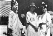 1920年代初，日常梳着传统发髻的文绣与婉容。文绣脑后可见燕尾。