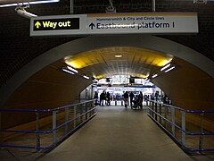 De reizigerstunnel onder de sporen tussen de perrons en de stationshal.