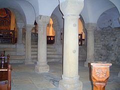 Los pilares de la cripta occidental muestran la típica forma románica