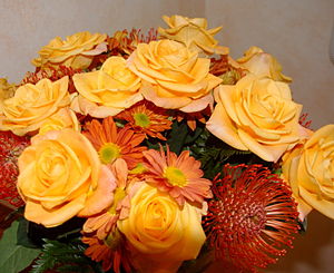 English: Bouquet of yellow roses, red flowers