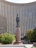Миниатюра для Файл:Памятник Шарлю де Голлю в Москве.jpg
