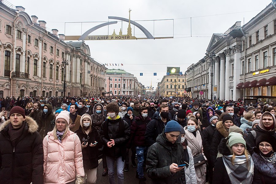 Митинг в поддержку Алексея Навального в Санкт-Петербурге на фоне уличных растяжек по поводу годовщины снятия блокады Ленинграда