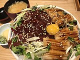 築地玉寿司のづけ鮪穴子丼　全体にかいわれ大根がちらしてある。