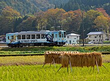 秋の若桜鉄道隼駅付近（鳥取県八頭郡八頭町）をゆく「隼」列車