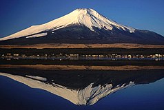 <3> from Lake Yamanaka It is finely reflected in the surface of the lake.