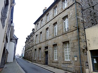 L'hôtel de Kerdanet (construit par René Calvez de Kerambartz au début du XVIIIe siècle, puis habité par la famille Miorcec de Kerdanet).