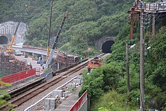 電化に伴い駅南側で新ルート切替工事が進められた（2019年）