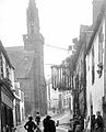 La rue Sainte-Hélène vers 1905 et des filets de pêche séchant sur un balcon