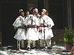 Albanska polyfonisk folkgrupp som bär qeleshe och fustanella i Skrapar