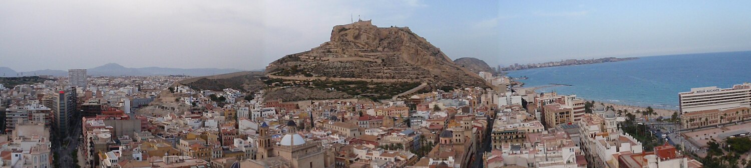 Alicante belső területe, középen a Szent Borbála-erőddel, jobbra a tengerparttal