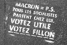 Stencil su un marciapiede parigino prima del primo turno delle elezioni presidenziali francesi del 2017 invocando "votez utile" (voto strategico) come motivo per cui gli elettori votano per François Fillon invece di Emmanuel Macron.