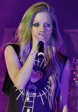 Avril Lavigne singing, St. Petersburg (crop).jpg