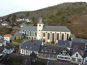 St. Salvator-kerk (links) en St. Clemens-kerk (rechts)