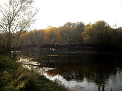 Пешеходный мост через реку Тускарь, вид с левого берега выше по течению