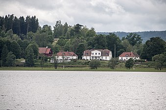 Brunnsnäs Säteri vid sjön Åsunden utanför Ulricehamn. De norra flyglarna byggdes om 1974 och 1978 efter ritningar av Gunnar Johansson.