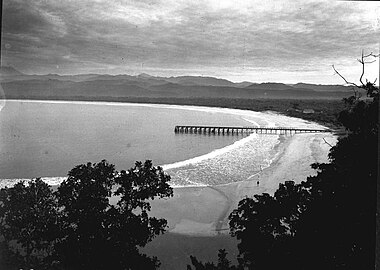 Baai van Pameungpeuk op West-Java, met pier en voormalig strandhotel (ca. 1925), Tropenmuseum