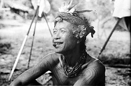 Een man met tatoeages te Sikakap, Mentawai-eilanden (voor 1940).