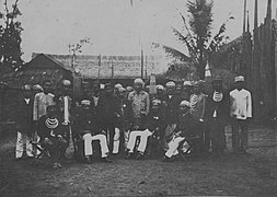 Potret bersama regentes (bupati) Hindia Belanda yang menjabat di daerah Kalimantan Tengah dan kepala suku Dayak Kalimantan Timur lainnya di Tumbang Anoi. (Mei–Juli 1894)