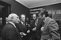 Prime Minister Joop den Uyl, Prime Minister of Canada Pierre Trudeau, Minister Jaap Boersma and Minister Ruud Lubbers at the Canadian Embassy in The Hague on 28 February 1975 Canadese premier Trudeau biedt regering lunch aan in ambtswoning Canadese ambass, Bestanddeelnr 927-7832.jpg