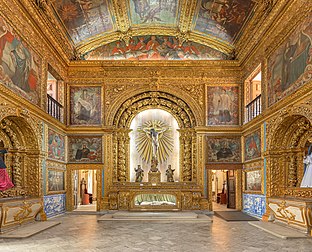 Interior da Capela Dourada, uma capela dos franciscanos localizada em Recife, Brasil. O nicho central para o crucifixo foi talhado por Antônio Martins Santiago em 1698, e dourado por Manuel de Jesus Pinto em 1799 (definição 7 751 × 6 255)