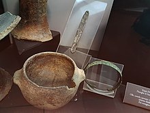 Ciotola carenata e bracciale in bronzo proveniente dal nuraghe San Pietro. Museo archeologico nazionale di Nuoro