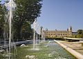 Les jeux d'eau dans la perspective du palais.