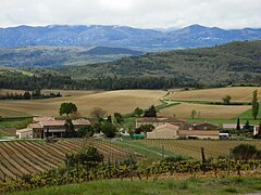 Paysage et bâtiments à proximité de Conilhac-de-la-Montagne.