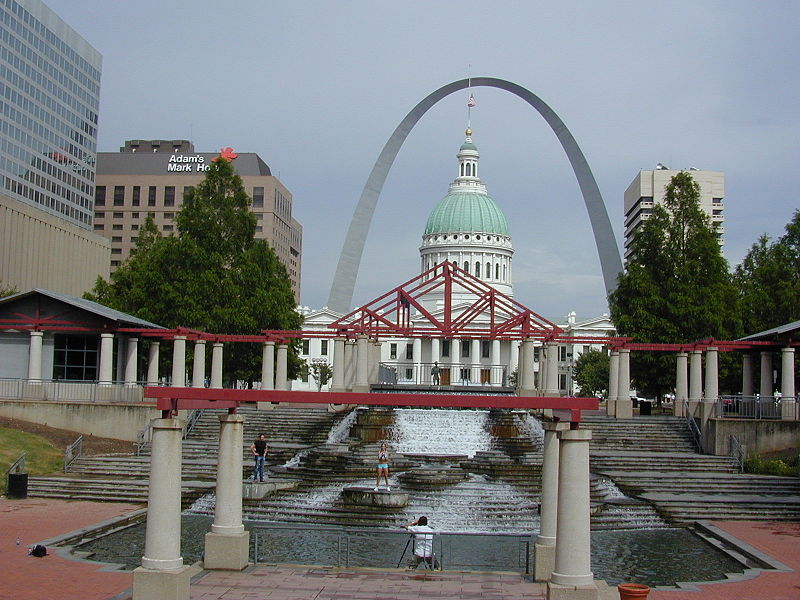 http://upload.wikimedia.org/wikipedia/commons/thumb/2/2a/Courthouse_and_Arch2.jpg/800px-Courthouse_and_Arch2.jpg