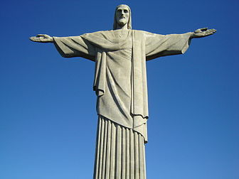 La statue du Christ Rédempteur érigée au sommet du Corcovado et surplombant la baie de Rio de Janeiro au Brésil. (définition réelle 2 048 × 1 536)