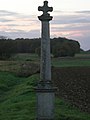 Croix (avec inscription de 1836) devant le coucher du soleil.