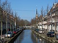 Delft, la vista de la calle (de Oude Delft) desde el puente de Bagijnhofbrug