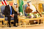 Дональд Трамп и король Салман бен Абдель Азиз Аль Сауд разговаривают вместе, май 2017.jpg