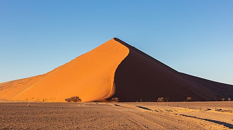 Gunong anoe di Namibia (rayek gamba: 8.112 × 4.529)