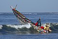 Eine Piroge startet am Strand von Banjul zum Fischfang.