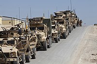 MTVRやLVSRと車列を組んで行動する海兵隊のM-ATV。2011年、アフガニスタン、ヘルマンド州。