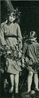 Frances Griffithsová a Elsie Wrightová, autorky fotografií víl z Cottingley, červen 1917, z knihy Příchod víl Arthura Conana Doyla