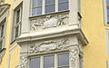 Erker Frauenstrasse 14, Dresden, 1. Stock, figurale Darstellung arbeitender Putten: Antreiben der Fassreifen mit dem Setzhammer und Ausbrennen des Fasses[12]