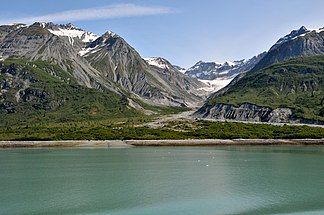 Blick vom Tarr Inlet auf die nordöstlich gelegenen Alsek Ranges